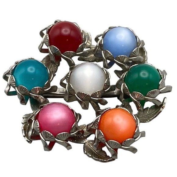 MOONGLOW Vintage Multicolor Thermoset Round Brooch in Silver-Tone Leaf Setting - Picture 5 of 9